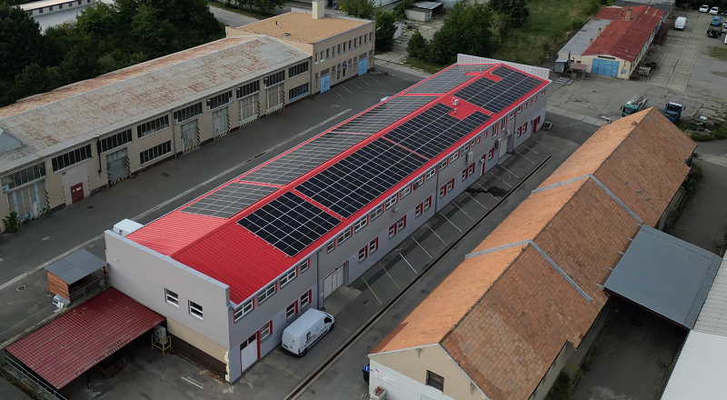 Fotovoltaická elektrárna na budově nástrojárny